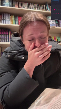 Je magasine des livres avec mon vibromasseur ! J’espère que je ne jouis pas trop fort !