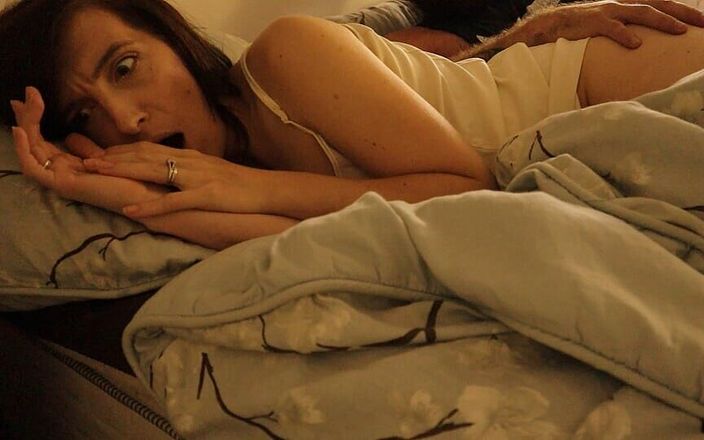 Jess Tony squirts: Neplánovaný sex sdílení postele mezi nevlastním synem a jeho macechou