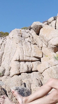 Joven polla atrapada se masturba en la costa junto a las rocas