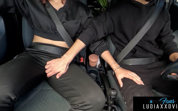 WhiteRabbit Prod: Utangaç üvey kız üniversiteye giderken uygunsuz bir şekilde dokunuyor ve parmakla sikiliyor!