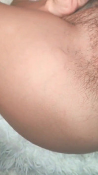 Una figa aperta usando un speculum_orgasm in primo piano durante