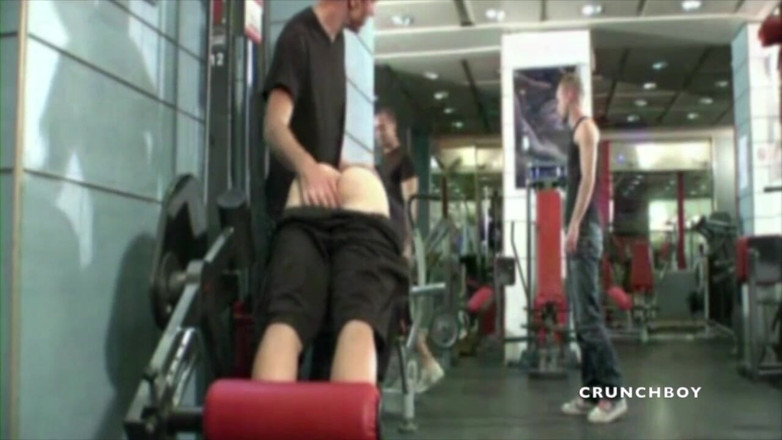 STRAIGHT BOY CURIOUS: Geweldige gangbang-orgie met gespierde jongen in de gemeenschappelijke sauna