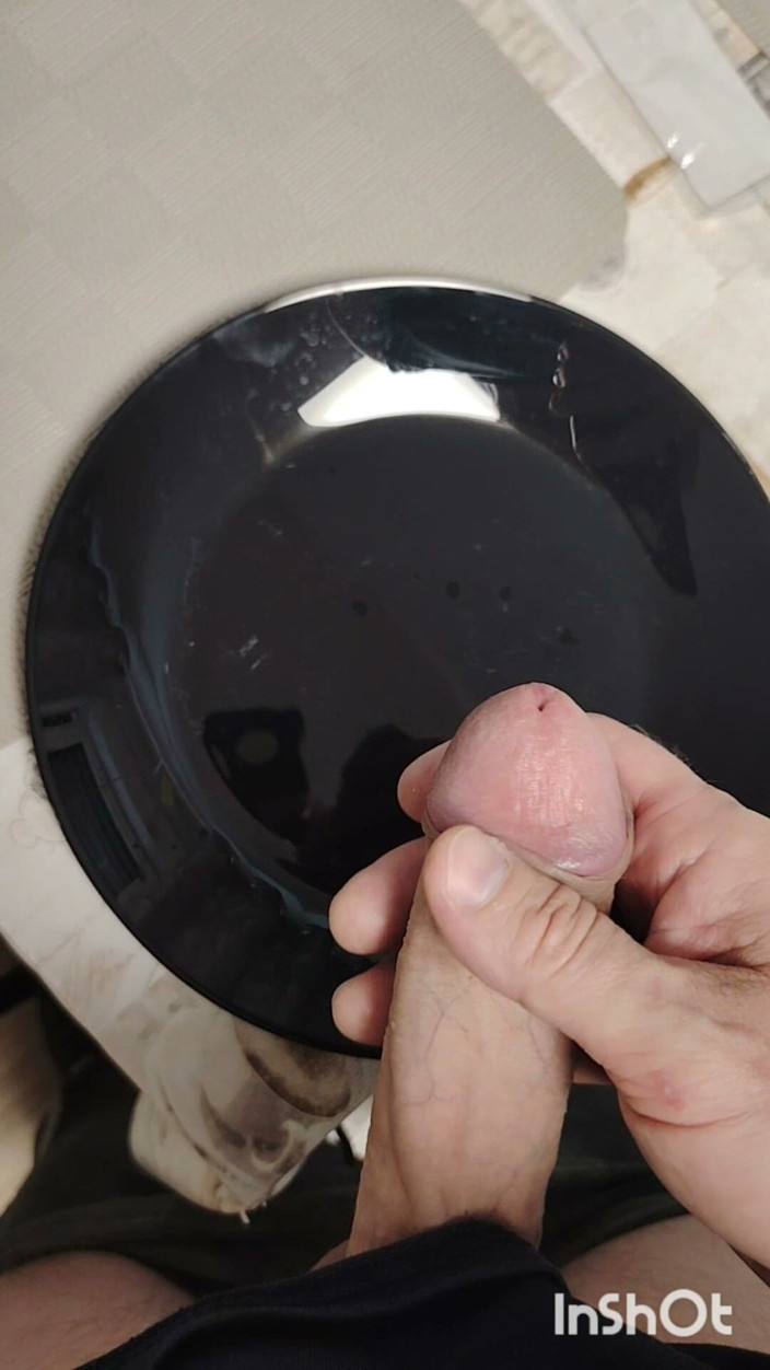 CumArt: Sperma berantakan di atas piring