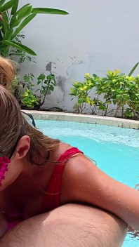 Soția sexy amatoare are parte de o ejaculare facială dezordonată lângă piscină