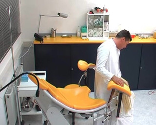 Rubber & Clinic Studio - 1ATOYS: Auf dem frauenarztstuhl gefickt