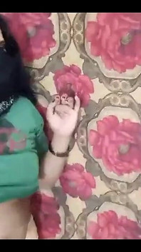 美しいインドの妻がヌードで踊る
