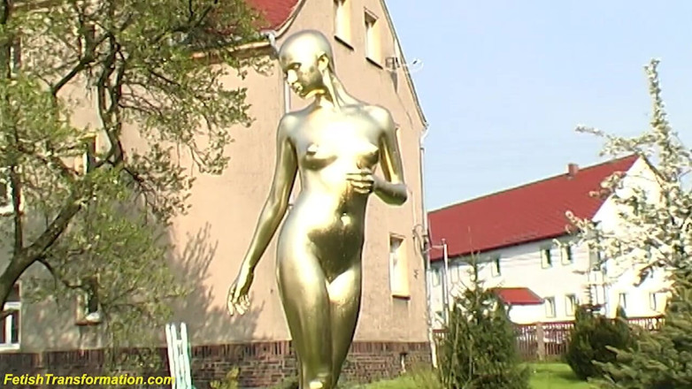 Fetish Islands: Real flexible contortionist gets golden painted