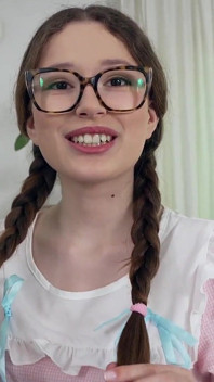 Bonus - Nieśmiała Nerd Girl Dalila Lapiedra z głodną mokrą cipką