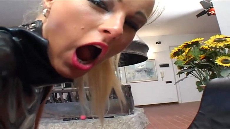 Double Penetration Party: Sexy blondýnka ve fetišových šatech ošukaná dvojitou penetrací dvěma velkými ptáky!