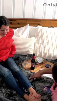 Bästa vänner blir på att spela ett sexigt spel, Chris Eats My Pussy - Kate & Chris Marley