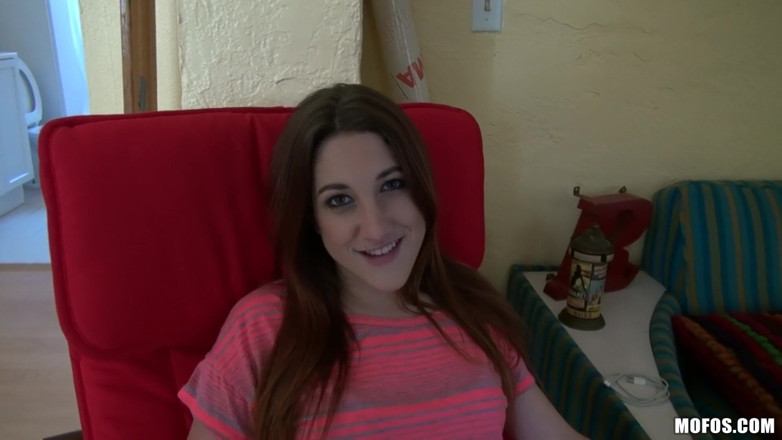 Lets try anal: Laten we anaal proberen - brunette Ariel neemt een enorme lul...