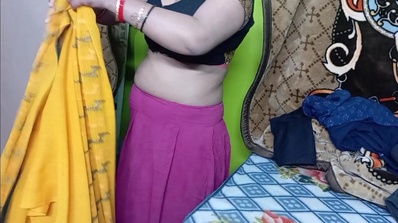 Manjushukla: Krásná bhabhi nosí žluté sárí