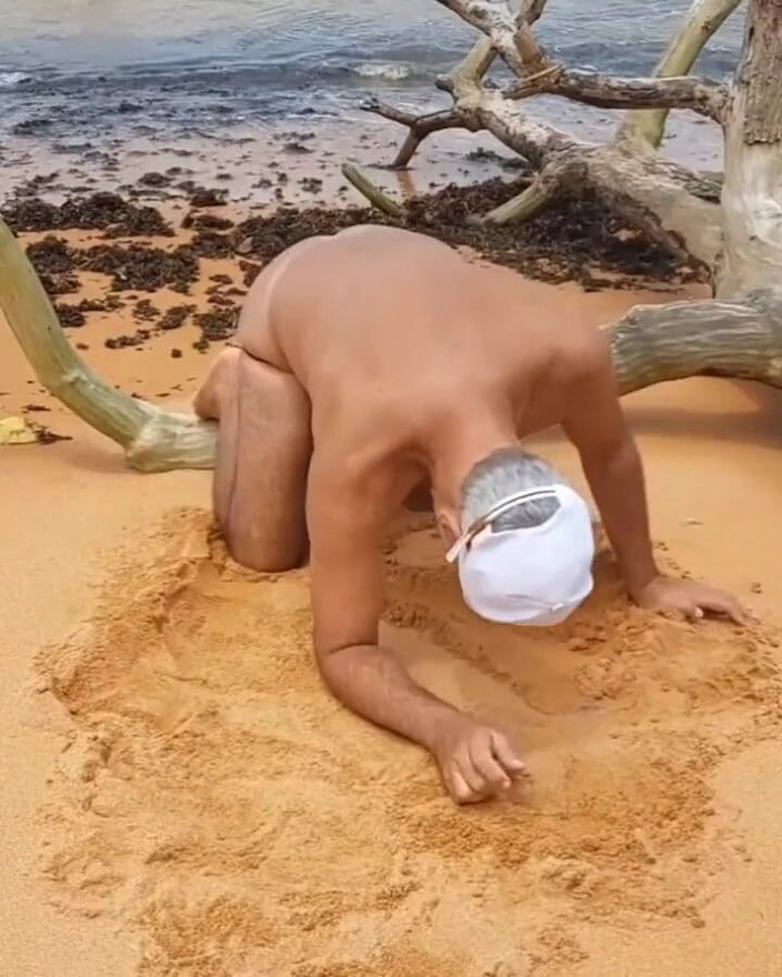 Ladysilvas: 해변에서 팬티를 벗고 탄 라인으로 핫한 태닝한 엉덩이를 보여주는 Ladysilva