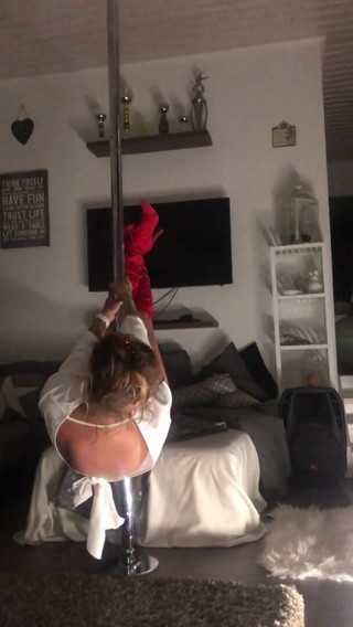 BaDayDream BambiAmbita: Bambiambitas geiler striptease mit stange