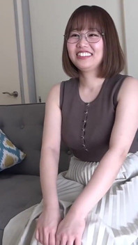 Iカップ巨乳の落ち着いたメガネをかけた女の子が求人に応募しました。