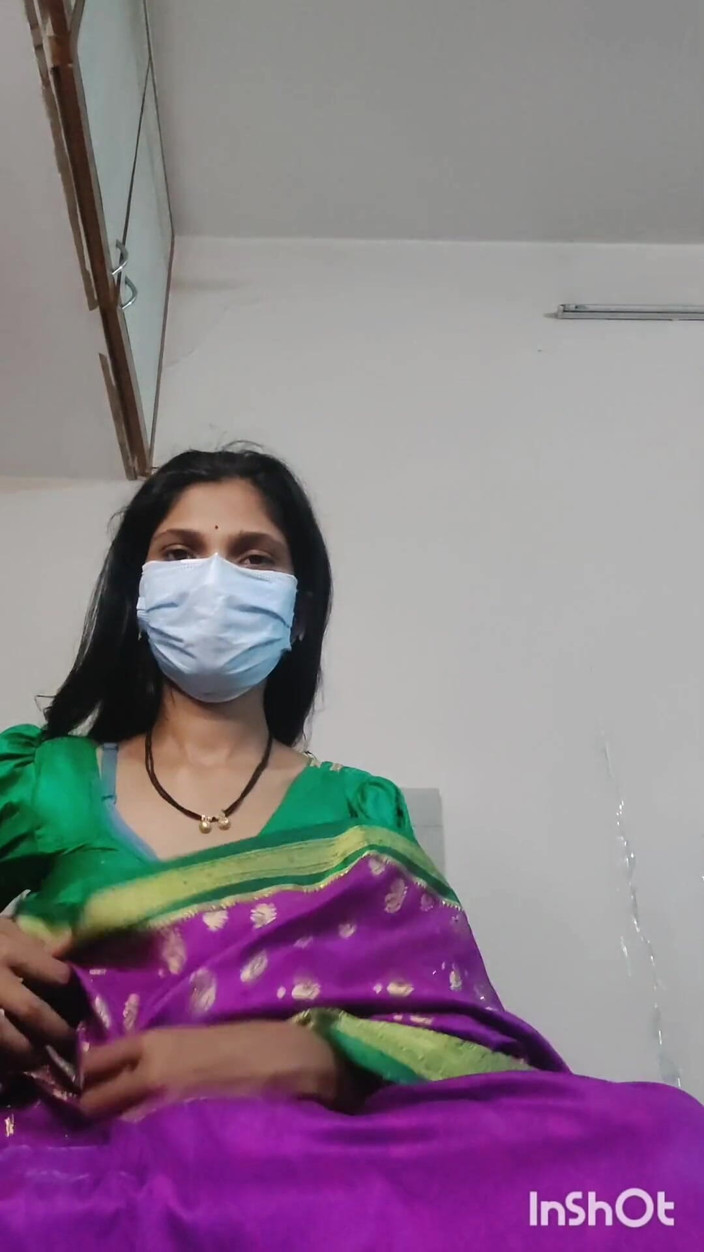 Desishycouple: Desi Bhabhi Geil in pink sari.