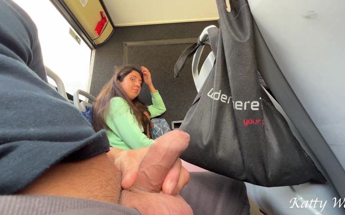 KattyWest: 人でいっぱいのバスの中で見知らぬ男にペニスを見せられ、しゃぶってもらいました