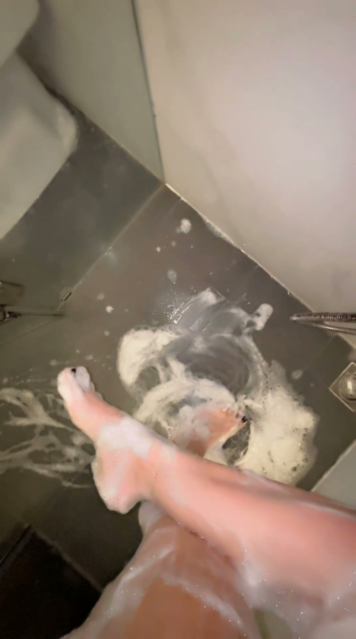 Tatto womane: Shower Feet