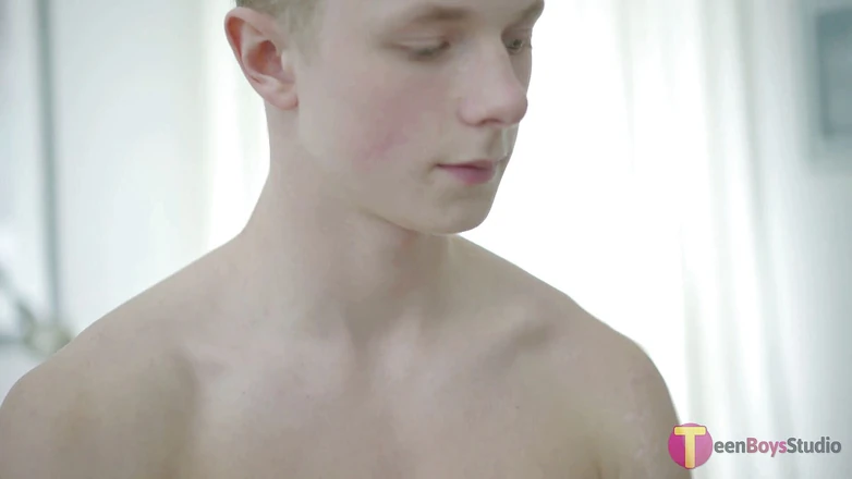 Doggy boys: Un garçon innocent et timide branle sa grosse bite non...