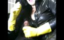 The flying milk wife handjob: Ma femme qui fume dans des gants en caoutchouc jaune...