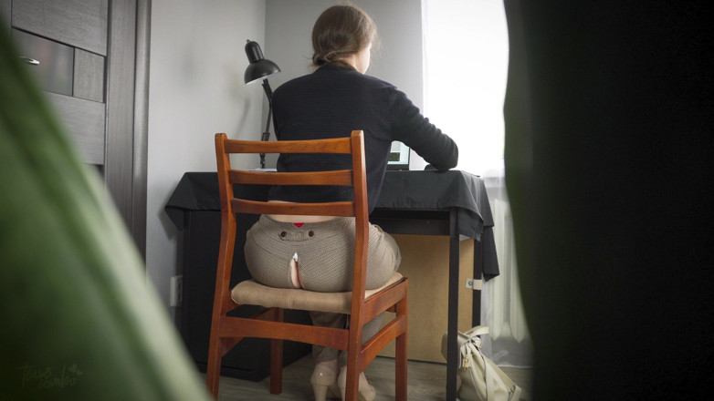 Teasecombo 4K: Sbirciare la segretaria che lavora in pantaloni strappati