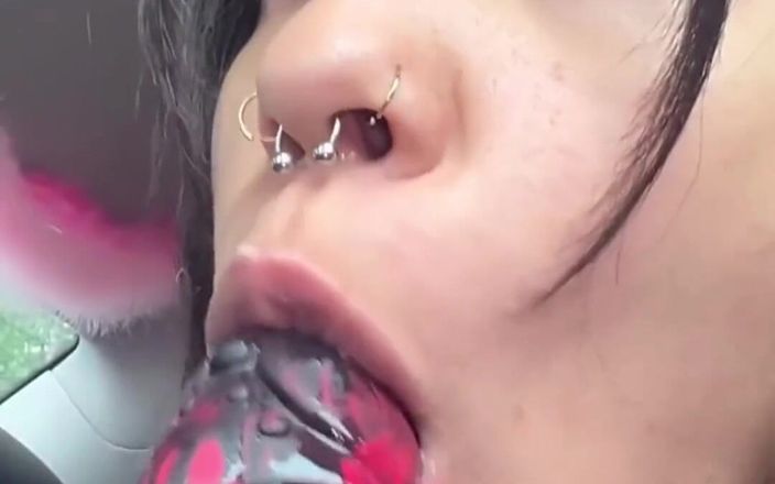 theunholychi: Vibrator neglijaculat suge pula pe bancheta din spate