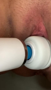 Edepsiz azgın orta yaşlı seksi kadın Eva tuvalette sikişiyor