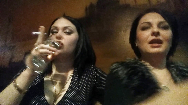 Goddess Misha Goldy: 在俱乐部说话和吸烟水烟