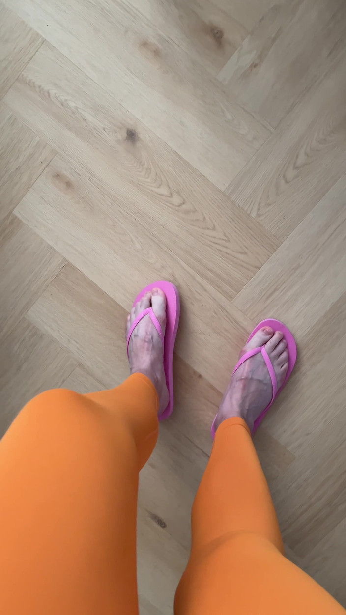 Feet: 슬리퍼를 입은 풋 쇼