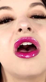 Obsesi Lipgloss merah mudamu, JOI