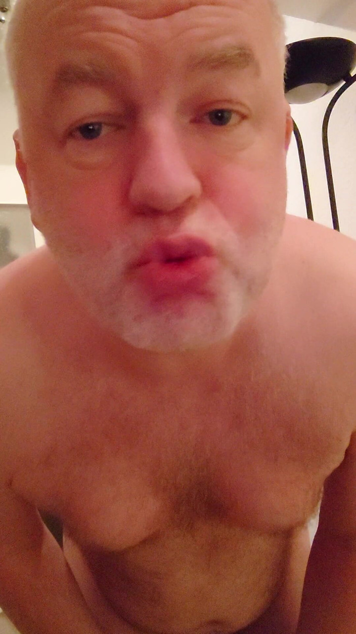 Carmen_Nylonjunge: Çıplağım Ve