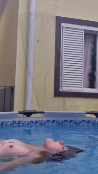 Tu Vecina Zorra Mostrándose En La Piscina