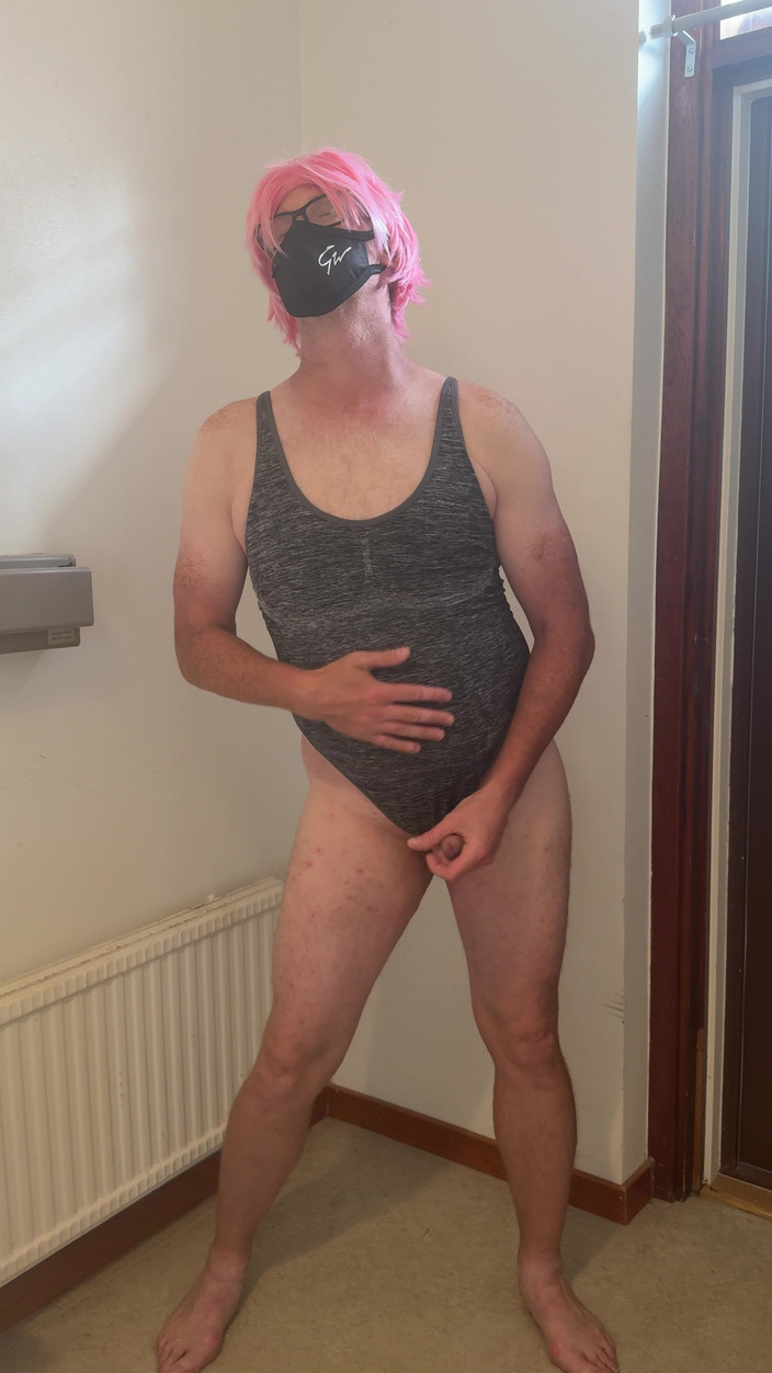 Julia Trans: 粉红色头发的婊子自慰并高潮并弄湿自己