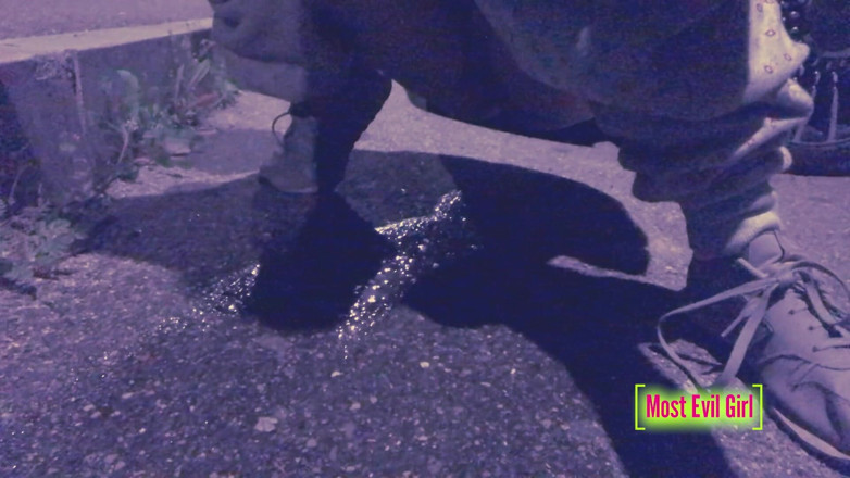 Most Evil Girl: Ragazza da sola di notte in un parcheggio abbassa i...