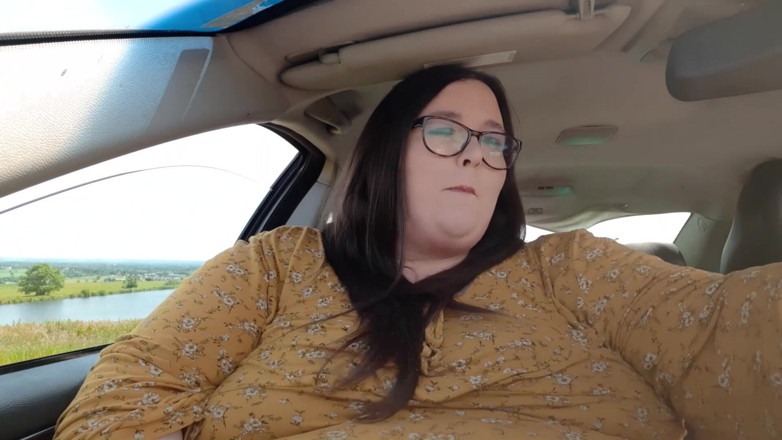 SSBBWLadyBrads: Kankam arabada yemek yiyor