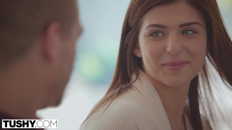 Tushy: Pierwszy anal dla przyrodniej siostry Leah Gotti