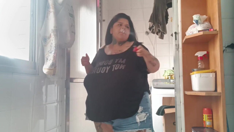Mary Jhuana: La bbw fuma nell'Area servizi