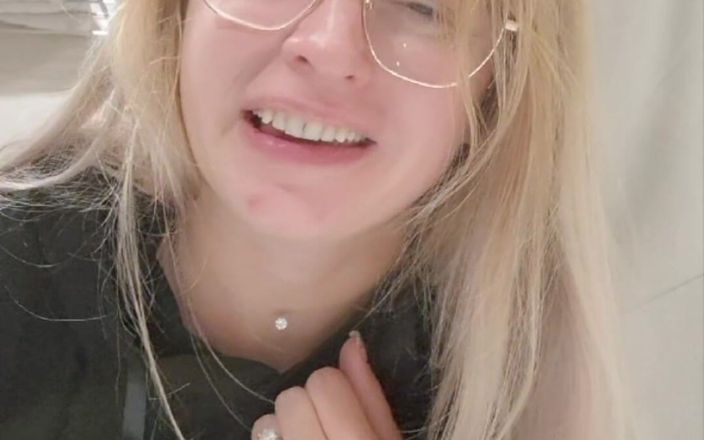 Anna Lynx: Sikinin resmine mastürbasyon yapıyor