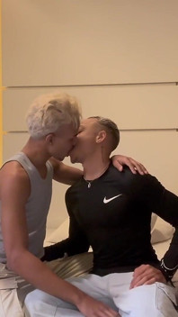 Twinks panas berkongkek tanpa kondom dengan zakar besar 69 oral Lucas Ferrari