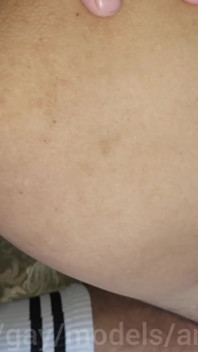 Un ragazzo carino ha mangiato lo sperma caldo di papà per la prima volta e ha strappato il suo bel culo con un grosso cazzo senza preservativo!