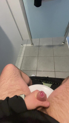 LikeToSuck: První výstřik na veřejné toaletě
