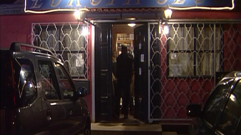 Erotic Club: Pulă mare și neagră întinde pizda Wide cu muie picurătoare și venerare de...