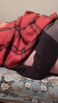 Quando minha namorada lambe minha buceta, eu assisto vídeos pornôs para gozar na boca mais rápido