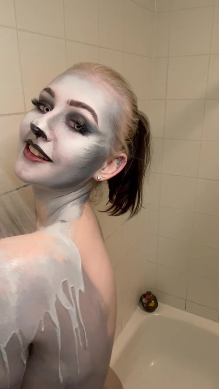 Em Yang: Cosplay Loona Wolf Body Paint Removal &amp; Joc cu țâțele