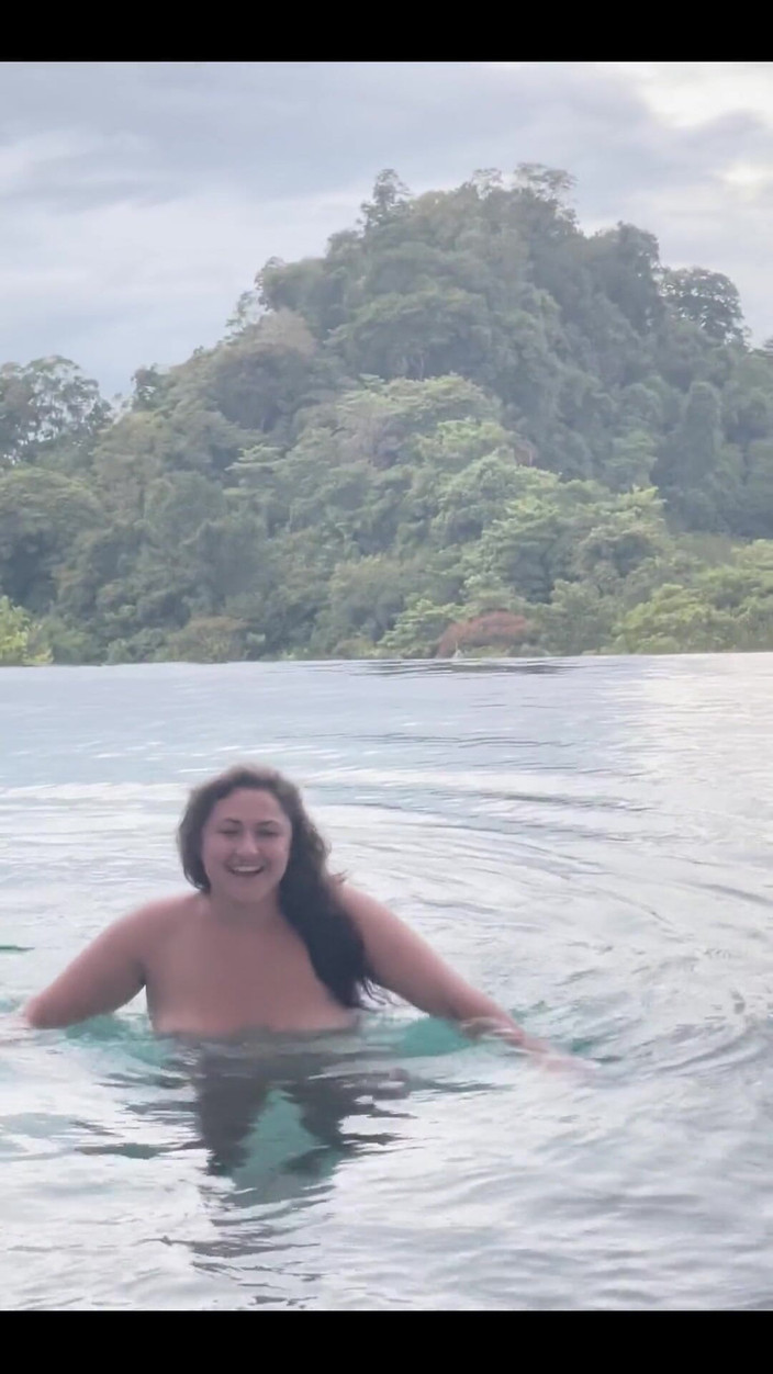 Josie Jaxxon: Cewek kurus ini lagi asik jilat di kolam renang hari...