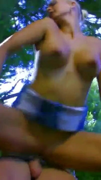 Oszałamiająca blondynka analnie zerżnięta przy basenie podczas zajęć na świeżym powietrzu