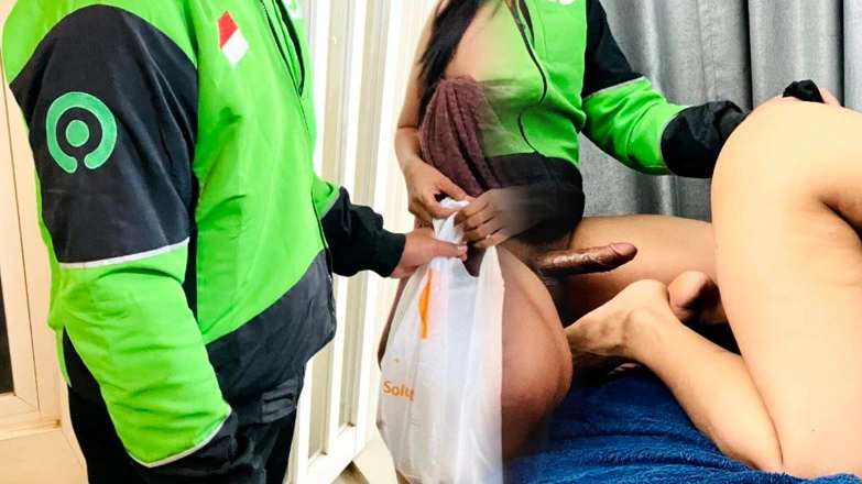 Kurir beruntung mendapatkan memek gratis dan gadis-gadis senang mendapatkan kontol panjang