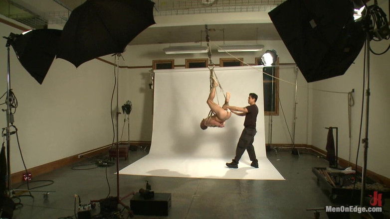 Men on Edge: Heißes physik-modell ist neugierig auf Edging und bondage