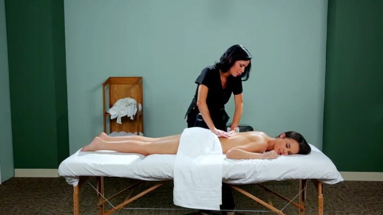 Double Trouble: Gepassioneerde lesbische liefde op massagetafel