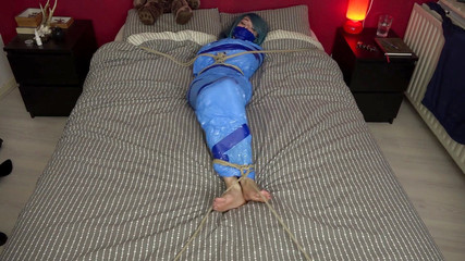 Restricting Ropes: Luna Grey - mumifikované na posteli